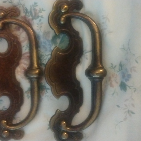 Set of 6 Vintage Brass Stationary Drawer Pulls - Picture 2 of 5